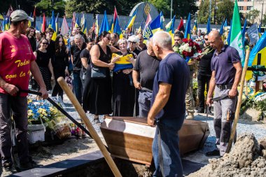 Lviv, Ukrayna, 31 Ağustos 2024 Mars 'taki Lviv askeri mezarlığındaki aile ve arkadaşları Rus ordusuyla savaşta ölen Azov askerinin defnedilmesine katıldılar..