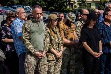 Lviv, Ukrayna, 31 Ağustos 2024 Mars 'taki Lviv askeri mezarlığındaki aile ve arkadaşları Rus ordusuyla savaşta ölen Azov askerinin defnedilmesine katıldılar..