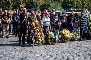 Lviv, Ukrayna, 31 Ağustos 2024 Mars 'taki Lviv askeri mezarlığındaki aile ve arkadaşları Rus ordusuyla savaşta ölen Azov askerinin defnedilmesine katıldılar..