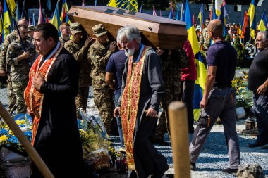 Lviv, Ukrayna, 31 Ağustos 2024 'te Mars Alanı' nda, Lviv askeri mezarlığında Rus ordusuna karşı savaşta ölen Azov askerinin cenazesi için düzenlenen tören..
