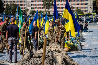 Lviv, Ukrayna, 31 Ağustos 2024 'te Mars Alanı' nda, Lviv askeri mezarlığında Rus ordusuna karşı savaşta ölen Azov askerinin cenazesi için düzenlenen tören..