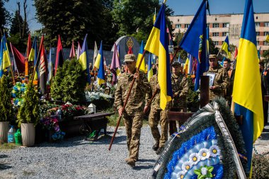 Lviv, Ukrayna, 31 Ağustos 2024 'te Mars Alanı' nda, Lviv askeri mezarlığında Rus ordusuna karşı savaşta ölen Azov askerinin cenazesi için düzenlenen tören..