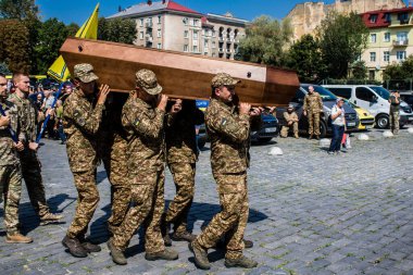 Lviv, Ukrayna, 31 Ağustos 2024 'te Mars Alanı' nda, Lviv askeri mezarlığında Rus ordusuna karşı savaşta ölen Azov askerinin cenazesi için düzenlenen tören..