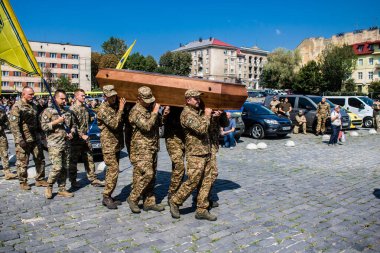 Lviv, Ukrayna, 31 Ağustos 2024 'te Mars Alanı' nda, Lviv askeri mezarlığında Rus ordusuna karşı savaşta ölen Azov askerinin cenazesi için düzenlenen tören..