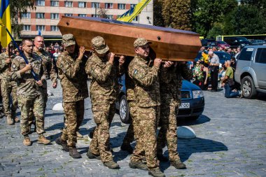 Lviv, Ukrayna, 31 Ağustos 2024 'te Mars Alanı' nda, Lviv askeri mezarlığında Rus ordusuna karşı savaşta ölen Azov askerinin cenazesi için düzenlenen tören..