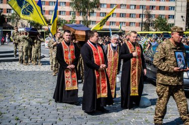 Lviv, Ukrayna, 31 Ağustos 2024 'te Mars Alanı' nda, Lviv askeri mezarlığında Rus ordusuna karşı savaşta ölen Azov askerinin cenazesi için düzenlenen tören..