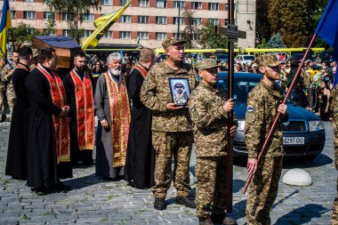 Lviv, Ukrayna, 31 Ağustos 2024 'te Mars Alanı' nda, Lviv askeri mezarlığında Rus ordusuna karşı savaşta ölen Azov askerinin cenazesi için düzenlenen tören..