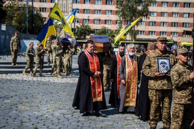 Lviv, Ukrayna, 31 Ağustos 2024 'te Mars Alanı' nda, Lviv askeri mezarlığında Rus ordusuna karşı savaşta ölen Azov askerinin cenazesi için düzenlenen tören..