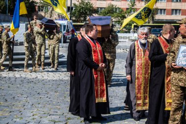 Lviv, Ukrayna, 31 Ağustos 2024 'te Mars Alanı' nda, Lviv askeri mezarlığında Rus ordusuna karşı savaşta ölen Azov askerinin cenazesi için düzenlenen tören..