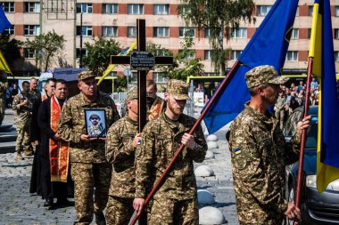 Lviv, Ukrayna, 31 Ağustos 2024 'te Mars Alanı' nda, Lviv askeri mezarlığında Rus ordusuna karşı savaşta ölen Azov askerinin cenazesi için düzenlenen tören..