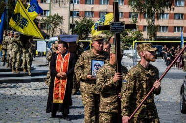 Lviv, Ukrayna, 31 Ağustos 2024 'te Mars Alanı' nda, Lviv askeri mezarlığında Rus ordusuna karşı savaşta ölen Azov askerinin cenazesi için düzenlenen tören..