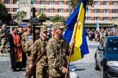 Lviv, Ukrayna, 31 Ağustos 2024 'te Mars Alanı' nda, Lviv askeri mezarlığında Rus ordusuna karşı savaşta ölen Azov askerinin cenazesi için düzenlenen tören..