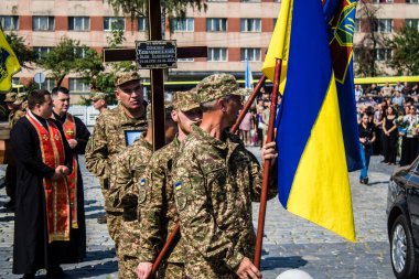 Lviv, Ukrayna, 31 Ağustos 2024 'te Mars Alanı' nda, Lviv askeri mezarlığında Rus ordusuna karşı savaşta ölen Azov askerinin cenazesi için düzenlenen tören..