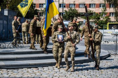 Lviv, Ukrayna, 31 Ağustos 2024 'te Mars Alanı' nda, Lviv askeri mezarlığında Rus ordusuna karşı savaşta ölen Azov askerinin cenazesi için düzenlenen tören..