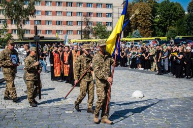 Lviv, Ukrayna, 31 Ağustos 2024 'te Mars Alanı' nda, Lviv askeri mezarlığında Rus ordusuna karşı savaşta ölen Azov askerinin cenazesi için düzenlenen tören..