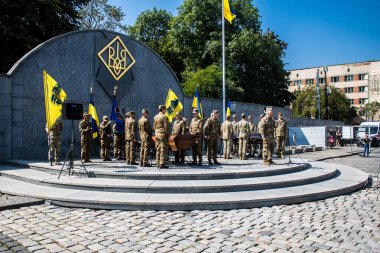 Lviv, Ukrayna, 31 Ağustos 2024 'te Mars Alanı' nda, Lviv askeri mezarlığında Rus ordusuna karşı savaşta ölen Azov askerinin cenazesi için düzenlenen tören..