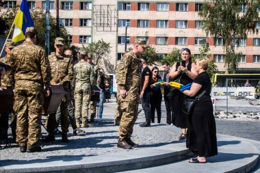 Lviv, Ukrayna, 31 Ağustos 2024 'te Mars Alanı' nda, Lviv askeri mezarlığında Rus ordusuna karşı savaşta ölen Azov askerinin cenazesi için düzenlenen tören..