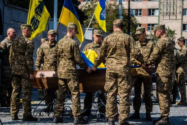 Lviv, Ukrayna, 31 Ağustos 2024 'te Mars Alanı' nda, Lviv askeri mezarlığında Rus ordusuna karşı savaşta ölen Azov askerinin cenazesi için düzenlenen tören..