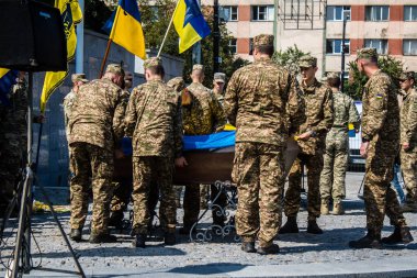 Lviv, Ukrayna, 31 Ağustos 2024 'te Mars Alanı' nda, Lviv askeri mezarlığında Rus ordusuna karşı savaşta ölen Azov askerinin cenazesi için düzenlenen tören..