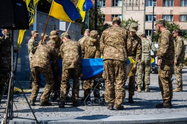 Lviv, Ukrayna, 31 Ağustos 2024 'te Mars Alanı' nda, Lviv askeri mezarlığında Rus ordusuna karşı savaşta ölen Azov askerinin cenazesi için düzenlenen tören..