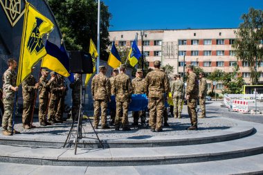 Lviv, Ukrayna, 31 Ağustos 2024 'te Mars Alanı' nda, Lviv askeri mezarlığında Rus ordusuna karşı savaşta ölen Azov askerinin cenazesi için düzenlenen tören..