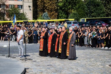 Lviv, Ukrayna, 31 Ağustos 2024 'te Mars Alanı' nda, Lviv askeri mezarlığında Rus ordusuna karşı savaşta ölen Azov askerinin cenazesi için düzenlenen tören..