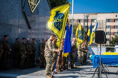 Lviv, Ukrayna, 31 Ağustos 2024 'te Mars Alanı' nda, Lviv askeri mezarlığında Rus ordusuna karşı savaşta ölen Azov askerinin cenazesi için düzenlenen tören..