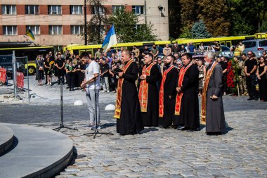 Lviv, Ukrayna, 31 Ağustos 2024 'te Mars Alanı' nda, Lviv askeri mezarlığında Rus ordusuna karşı savaşta ölen Azov askerinin cenazesi için düzenlenen tören..