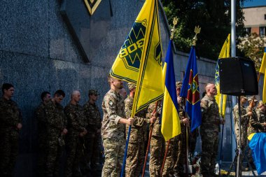 Lviv, Ukrayna, 31 Ağustos 2024 'te Mars Alanı' nda, Lviv askeri mezarlığında Rus ordusuna karşı savaşta ölen Azov askerinin cenazesi için düzenlenen tören..