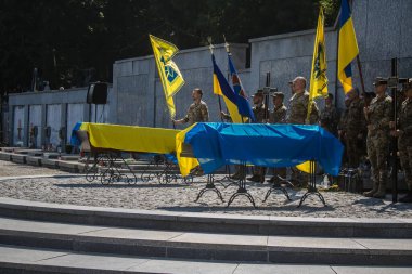Lviv, Ukrayna, 31 Ağustos 2024 'te Mars Alanı' nda, Lviv askeri mezarlığında Rus ordusuna karşı savaşta ölen Azov askerinin cenazesi için düzenlenen tören..