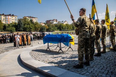 Lviv, Ukrayna, 31 Ağustos 2024 'te Mars Alanı' nda, Lviv askeri mezarlığında Rus ordusuna karşı savaşta ölen Azov askerinin cenazesi için düzenlenen tören..