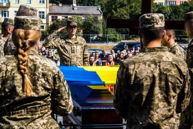 Lviv, Ukrayna, 31 Ağustos 2024 'te Mars Alanı' nda, Lviv askeri mezarlığında Rus ordusuna karşı savaşta ölen Azov askerinin cenazesi için düzenlenen tören..