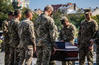 Lviv, Ukrayna, 31 Ağustos 2024 'te Mars Alanı' nda, Lviv askeri mezarlığında Rus ordusuna karşı savaşta ölen Azov askerinin cenazesi için düzenlenen tören..