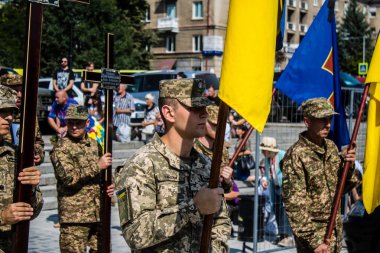 Lviv, Ukrayna, 31 Ağustos 2024 'te Mars Alanı' nda, Lviv askeri mezarlığında Rus ordusuna karşı savaşta ölen Azov askerinin cenazesi için düzenlenen tören..