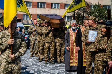 Lviv, Ukrayna, 31 Ağustos 2024 'te Mars Alanı' nda, Lviv askeri mezarlığında Rus ordusuna karşı savaşta ölen Azov askerinin cenazesi için düzenlenen tören..