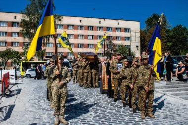 Lviv, Ukrayna, 31 Ağustos 2024 'te Mars Alanı' nda, Lviv askeri mezarlığında Rus ordusuna karşı savaşta ölen Azov askerinin cenazesi için düzenlenen tören..