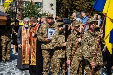 Lviv, Ukrayna, 31 Ağustos 2024 'te Mars Alanı' nda, Lviv askeri mezarlığında Rus ordusuna karşı savaşta ölen Azov askerinin cenazesi için düzenlenen tören..