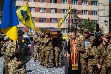 Lviv, Ukrayna, 31 Ağustos 2024 'te Mars Alanı' nda, Lviv askeri mezarlığında Rus ordusuna karşı savaşta ölen Azov askerinin cenazesi için düzenlenen tören..