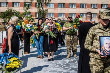 Lviv, Ukrayna, 31 Ağustos 2024 Mars 'taki Lviv askeri mezarlığındaki aile ve arkadaşları Rus ordusuyla savaşta ölen Azov askerinin defnedilmesine katıldılar..