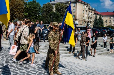 Lviv, Ukrayna, 31 Ağustos 2024 'te Mars Alanı' nda, Lviv askeri mezarlığında Rus ordusuna karşı savaşta ölen Azov askerinin cenazesi için düzenlenen tören..