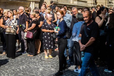 Lviv, Ukrayna, 31 Ağustos 2024 askeri cenaze töreni Lviv 'deki Aziz Havariler Kilisesi' nde, Rus ordusuna karşı savaşta ölen Azov askeri için..