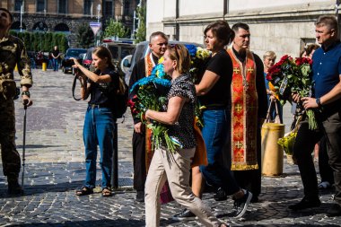 Lviv, Ukrayna, 31 Ağustos 2024 askeri cenaze töreni Lviv 'deki Aziz Havariler Kilisesi' nde, Rus ordusuna karşı savaşta ölen Azov askeri için..