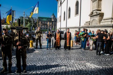 Lviv, Ukrayna, 31 Ağustos 2024 askeri cenaze töreni Lviv 'deki Aziz Havariler Kilisesi' nde, Rus ordusuna karşı savaşta ölen Azov askeri için..