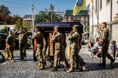 Lviv, Ukrayna, 31 Ağustos 2024 askeri cenaze töreni Lviv 'deki Aziz Havariler Kilisesi' nde, Rus ordusuna karşı savaşta ölen Azov askeri için..