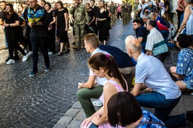 Lviv, Ukrayna, 31 Ağustos 2024 askeri cenaze töreni Lviv 'deki Aziz Havariler Kilisesi' nde, Rus ordusuna karşı savaşta ölen Azov askeri için..