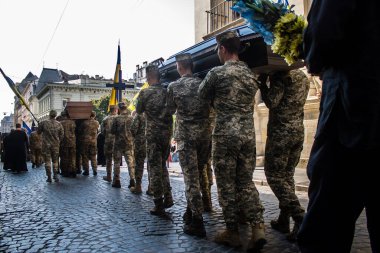 Lviv, Ukrayna, 31 Ağustos 2024 askeri cenaze töreni Lviv 'deki Aziz Havariler Kilisesi' nde, Rus ordusuna karşı savaşta ölen Azov askeri için..