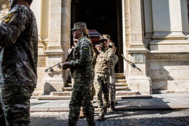Lviv, Ukrayna, 31 Ağustos 2024 askeri cenaze töreni Lviv 'deki Aziz Havariler Kilisesi' nde, Rus ordusuna karşı savaşta ölen Azov askeri için..