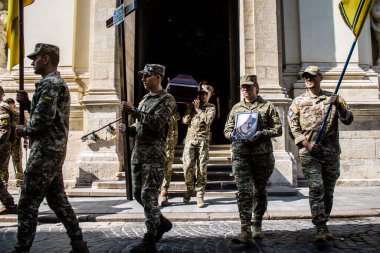 Lviv, Ukrayna, 31 Ağustos 2024 askeri cenaze töreni Lviv 'deki Aziz Havariler Kilisesi' nde, Rus ordusuna karşı savaşta ölen Azov askeri için..