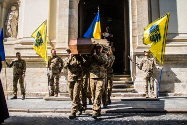 Lviv, Ukrayna, 31 Ağustos 2024 askeri cenaze töreni Lviv 'deki Aziz Havariler Kilisesi' nde, Rus ordusuna karşı savaşta ölen Azov askeri için..