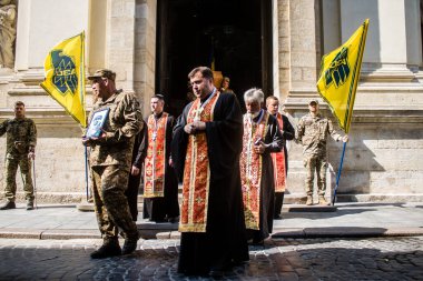 Lviv, Ukrayna, 31 Ağustos 2024 askeri cenaze töreni Lviv 'deki Aziz Havariler Kilisesi' nde, Rus ordusuna karşı savaşta ölen Azov askeri için..